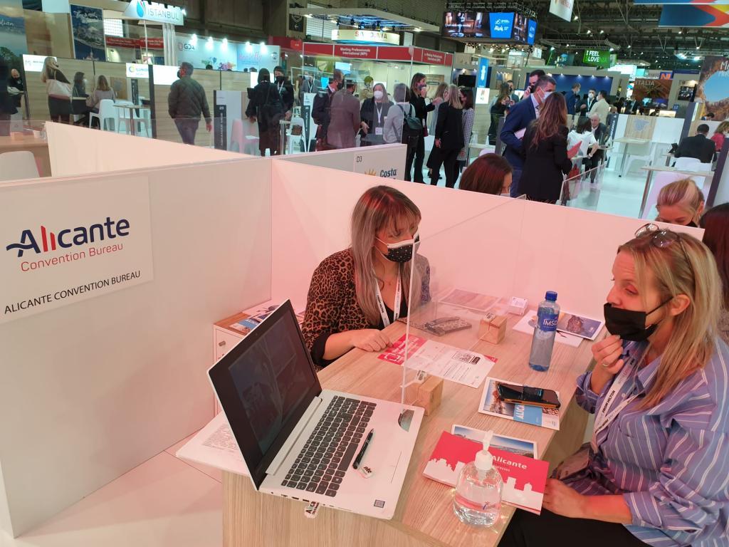 Imagen de la Concejal de Turismo Mª Carmen Sánchez en la Feria IBTM