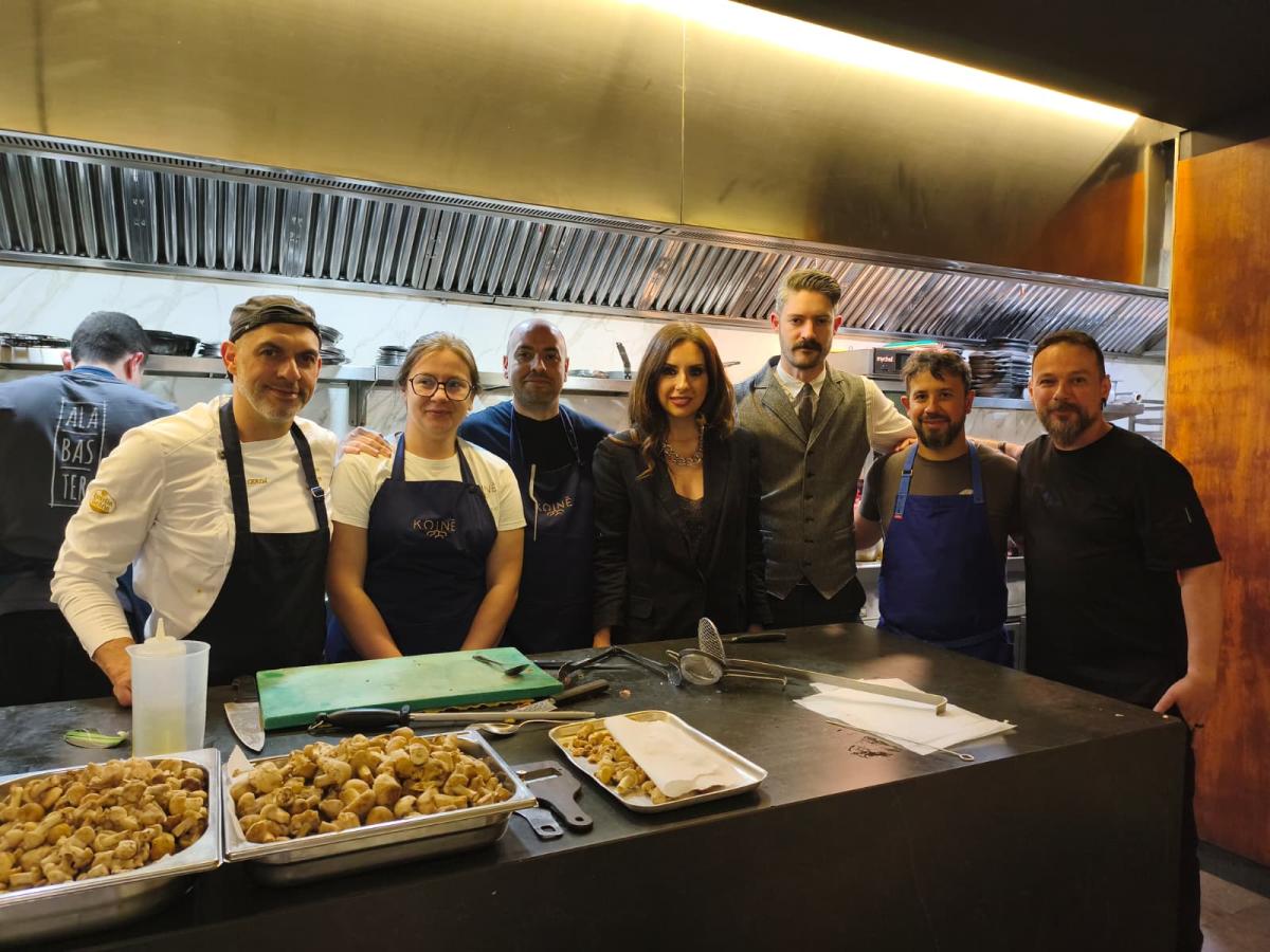 Turismo organiza un encuentro con periodistas de medios nacionales, empresarios y representantes del sector en el restaurante Alabaster con un menú elaborado por chefs alicantinos