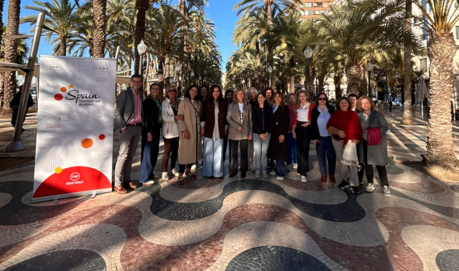 la concejala de Turismo del Ayuntamiento de Alicante, Ana Poquet, ha atendido personalmente a la delegación de prescriptores. En este encuentro, Poquet ha destacado el compromiso de la ciudad con el turismo de reuniones y la importancia de la colaboración público-privada para posicionar a Alicante como un destino competitivo, capaz de ofrecer soluciones versátiles para eventos de gran formato.